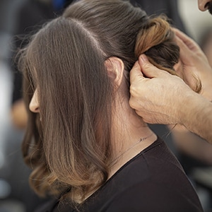 Frau, die gerade beim Friseur ist