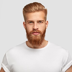 Mann mit Bart, der frisch vom Friseur in Erfurt kommt